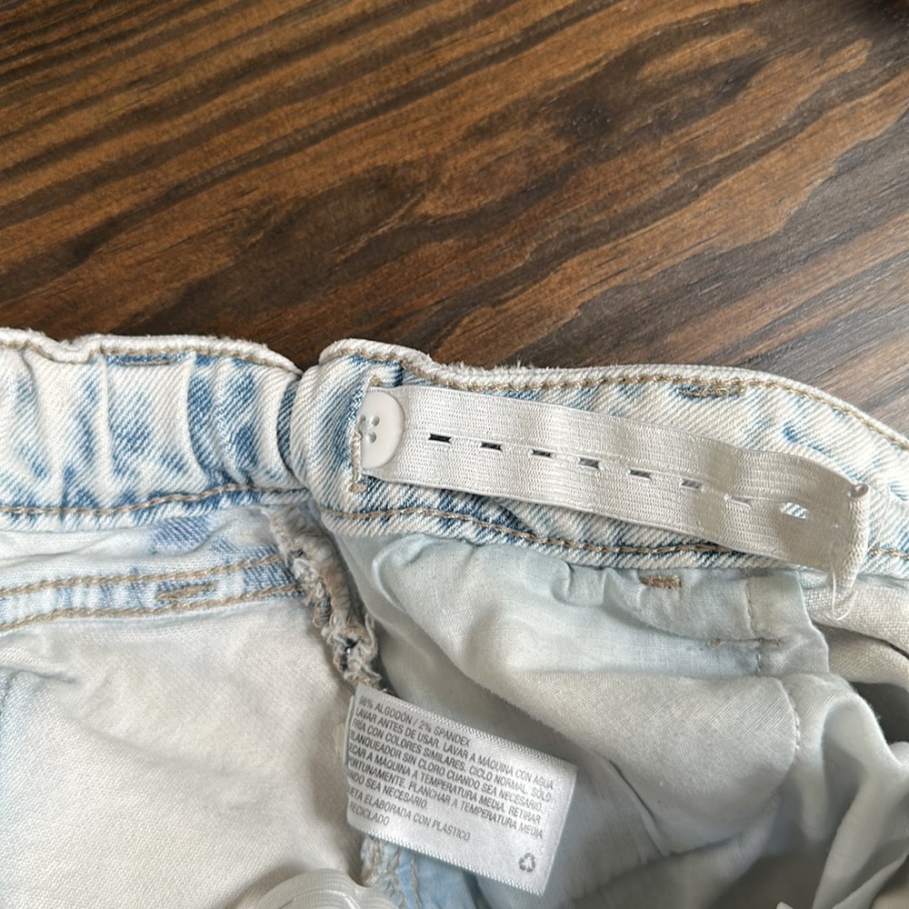 Lightwash Adjustable Waist Short Mini Distressed Shorts with Pockets - Picture 7 of 8